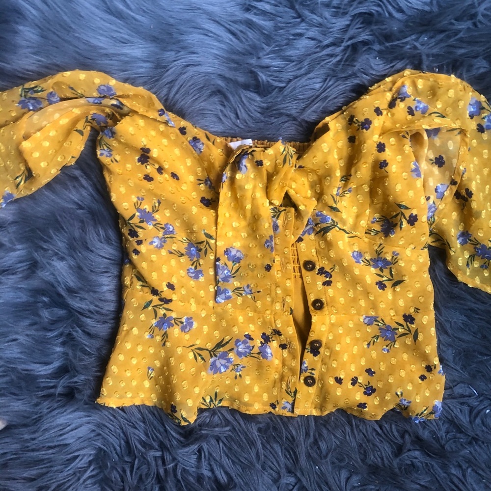 Beautiful summer crop top in size xs.